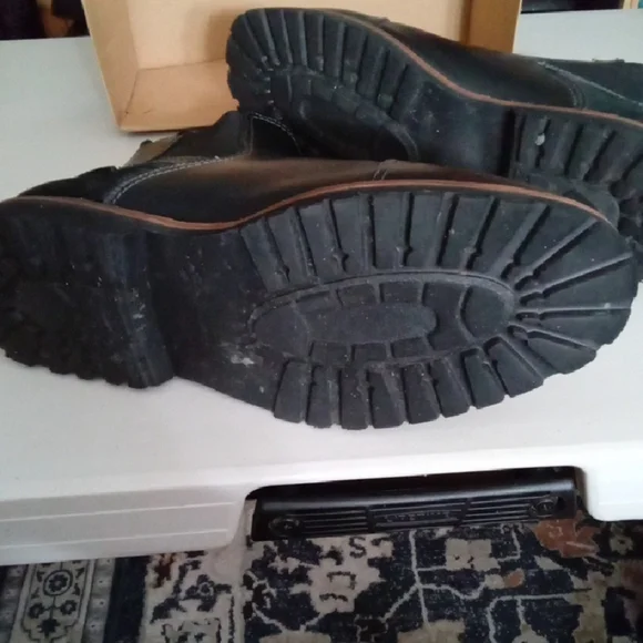 G.H. Bass & Co. Black and Brown Chelsea Boots - Picture 5 of 10